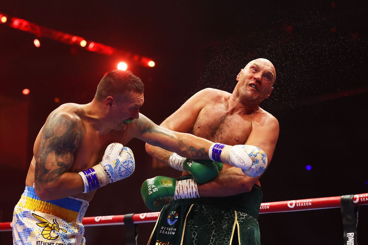 Usyk punching Fury with a left hand